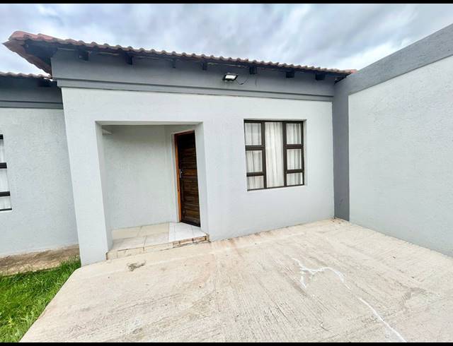 5 BEDROOM HOUSE FOR SALE IN FLORA PARK